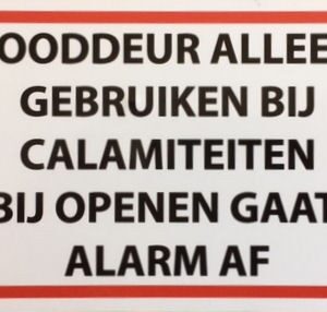 Nooddeur alleen gebruiken bij calamiteiten